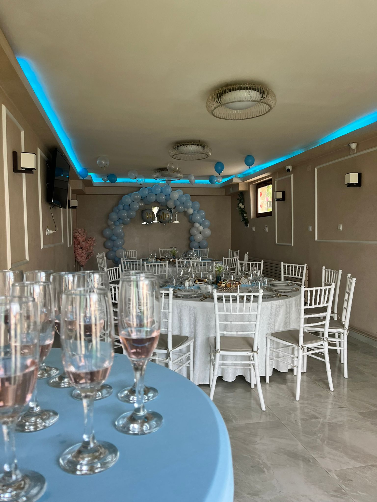 Sală decorată cu pahare de șampanie pregătite