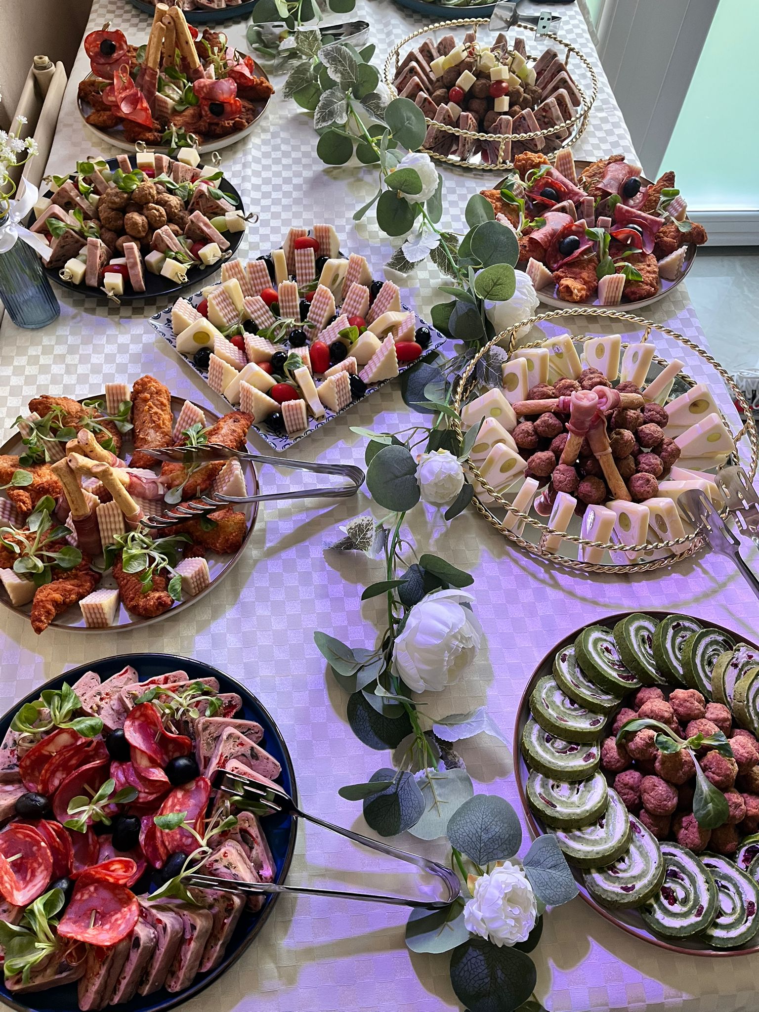 Platouri cu aperitive pentru bufetul evenimentului