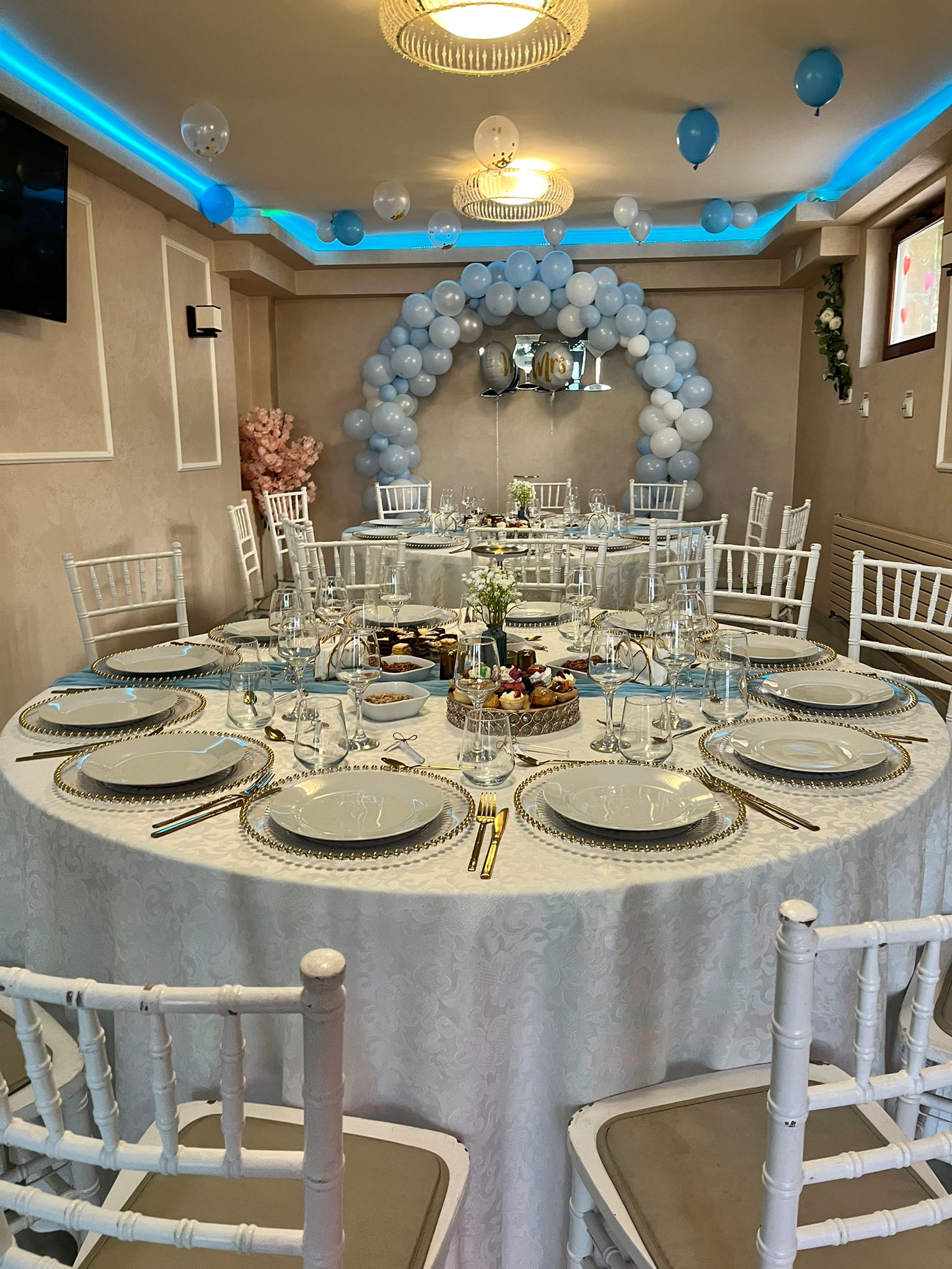Masă rotundă aranjată elegant pentru eveniment